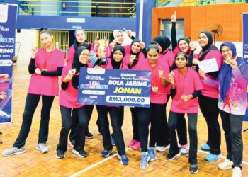 PASUKAN KM Thunder’z bergambar kenangan setelah muncul juara Kejohanan Bola Jaring Liga Sukan Uniti Peringkat Negeri Kedah di Stadium Sultan Abdul Halim, Alor Setar, Kedah.