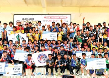 PASUKAN yang mengungguli Kejohanan Bola Sepak 7 Sebelah bawah lapan dan 10 tahun ‘The Silent Killer Cup 2023′ bergambar dengan hadiah kemenangan masing-masing di  Padang Bola Sepak Kampung Rawai, Marang, Terengganu.