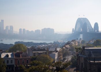 KEADAAN berjerebu di sekitar Sydney Harbour berikutan kebakaran hutan yang berlaku di kawasan sekitar akibat gelombang haba luar biasa. - AFP