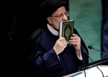 EBRAHIM Raisi mencium al-Quran ketika berucap dalam sesi UNGA 78 di ibu pejabat PBB di New York semalam.-AFP