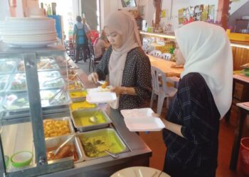 PELANGGAN tidak merungut berikutan tiada kenaikan nasi putih di beberapa restoran di Plaza Mahkota, Banda Hilir, Melaka. - UTUSAN/AMRAN MULUP