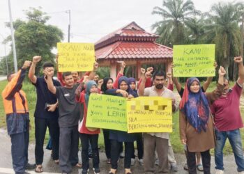 SEBAHAGIAN pekerja pembersihan mengadakan piket aman setelah didakwa mengalami tunggakan gaji selama dua bulan di Kuala Krai, Kelantan. - UTUSAN/ROSMIZAN RESDI.