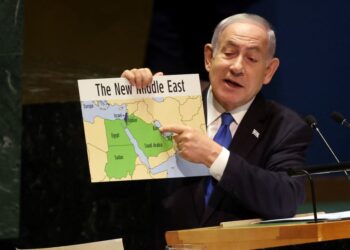 BENJAMIN Netanyahu menunjukkan peta menampilkan Asia Barat dengan Israel dalam Perhimpunan Agung Pertubuhan Bangsa-Bangsa Bersatu (UNGA) ke-78. - AFP 