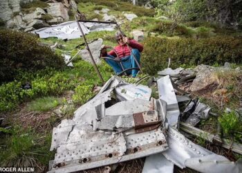 THOMAS Dulac menunjukkan bangkai pesawat Gatwick yang ditinggalkan lebih 60 tahun di kawasan Gunung Canigou di selatan Perancis.-AGENSI