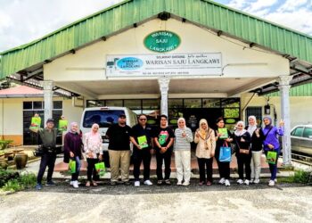 AHMAD Nazlee bersama media bergambar dengan salah satu rakan usahawan PUNB di Langkawi, Warisan Sdn. Bhd. di premis pembuatan dan jualan minyak gamat keluarannya.