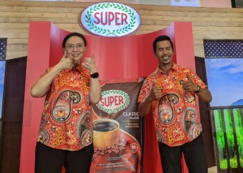 FIONA dan Shuib bergambar selepas melancarkan kopi SUPER™ Klasik