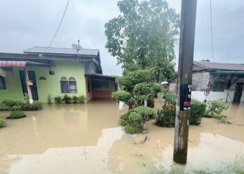 ANTARA rumah yang dinaiki air di Kampung Titi Besi, Arau, Perlis. - UTUSAN/ASYRAF MUHAMMAD