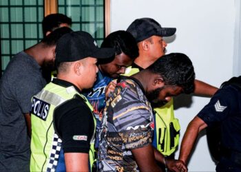 TIGA lelaki didakwa di Mahkamah Majistret, Alor Gajah, Melaka atas pertuduhan mencapai niat bersama melakukan bunuh hingga menyebabkan kematian R. Darvnrajh. - UTUSAN/SYAFEEQ AHMAD