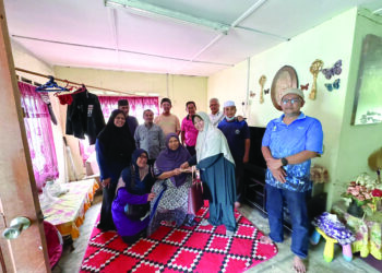 WAKIL Biro Muslimat Masjid Kariah Kampung Batu 10, Cheras, Hanizam Mohd Noor menyampaikan sumbangan kepada Esah Abdullah menerusi program ziarah kebajikan di Cheras baru baru ini.