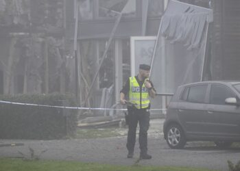 SEORANG anggota polis berkawal di bangunan kediaman yang musnah akibat letupan di Uppsala, Sweden, semalam. - AFP