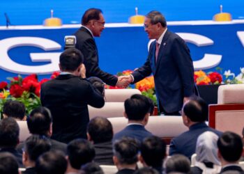 Anwar Ibrahim berjabat tangan dengan Perdana Menteri China, Li Keqiang sempena Ekspo China-ASEAN (CAEXPO) 2023 dan Sidang Kemuncak Perniagaan dan Pelaburan China-ASEAN (CABIS) di Nanning, Guangxi, China hari ini.