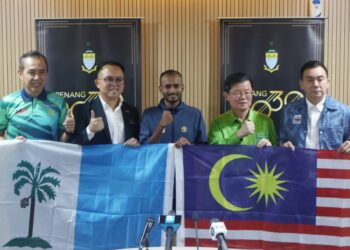 S. CHRISTOPHER (tengah) bersama Chow Kon Yeow (tiga dari kanan) ketika majlis penyerahan bendera Malaysia dan Pulau Pinang di George Town, hari ini.