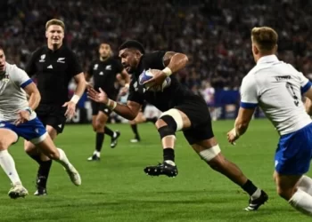 PEMAIN New Zealand,  Ardie Savea cuba melakukan try ketika menentang Itali. - AFP