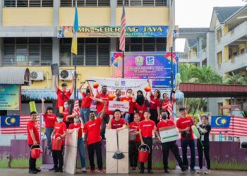 KAKITANGAN Sunway Carnival Mall dan pelajar bekerjasama mengecat bilik darjah di SMK Seberang Jaya, Pulau Pinang mengambil semangat sambutan Hari Kebangsaan semalam. - Pix: SITI NUR MAS ERAH AMRAN