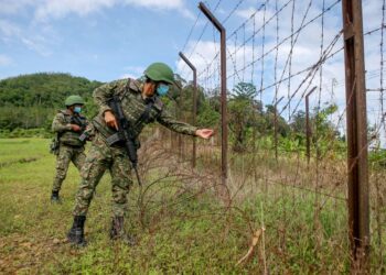 ANGGOTA tentera yang bertugas menjaga sempadan negara berdepan pelbagai cabaran. - GAMBAR HIASAN