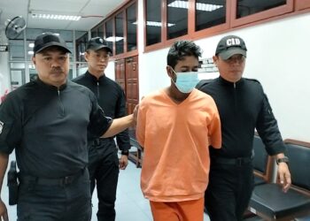 MOHAMMAD Mokul Hossain (tengah) diiringi anggota polis bagi menghadapi pertuduhan membunuh rakan senegaranya di Mahkamah Majistret Kuala Kangsar hari ini. - UTUSAN/ASLIZA MUSA