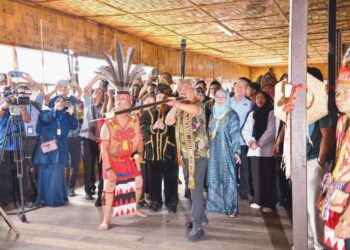 AS-SULTAN Abdullah Ri’ayatuddin Al-Mustafa Billah Shah menunjukkan kemahiran menyumpit semasa berangkat mengunjungi perkampungan budaya Persatuan Kebudayaan Kadazandusun (KDCA) 
di Penampang, Sabah. – IHSAN ISTANA NEGARA