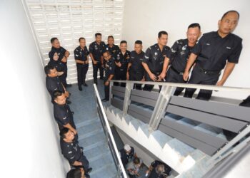 Anggota polis menunggu giliran untuk mengundi awal bagi Pilihan Raya Kecil Parlimen Pulai di Pasukan Polis Marin Wilayah 2, Johor Bahru semalam. – UTUSAN/RAJA JAAFAR ALI