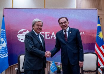 ANWAR Ibrahim bersama Setiausaha Agung Pertubuhan Bangsa-bangsa Bersatu,  Antonio Guterres dalam SIdang Kemuncak ASEAN ke-43 di Jakarta, Indonesia, semalam. - PEJABAT PERDANA MENTERI