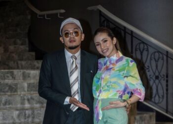 CAPRICE bersama isteri, Farra pada majlis pelancaran produk suplemen lelaki Thor X di JW Marriott di sini, hari ini. -UTUSAN/FARIZ RUSADIO