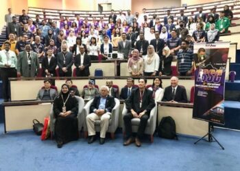 DR. Shaharum Shamsuddin (duduk depan tengah) bersama penceramah dan penuntut USM pada Persidangan Antarabangsa Sains dan Sukan Kali Ke-13 di USM Kubang Kerian, Kota Bharu kelmarin. - UTUSAN/ ROSLJZA MOHAMED