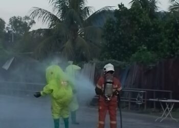 PASUKAN Hazmat menjalankan operasi di lokasi gas ammonia bocor di sebuah kilang ais di Simpang Pulai, Ipoh hari ini. - UTUSAN/IHSAN JBPM