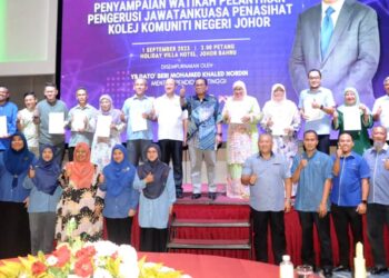 MOHAMED KHALED NORDIN (tengah) bergambar bersama pengerusi dan pengarah kolej komunIti yang menerima watikah pelantikan sebagai Pengerusi Jawatankuasa Penasihat Kolej Komuniti Negeri Johor di Hotel Holiday Villa, Johor Bahru.