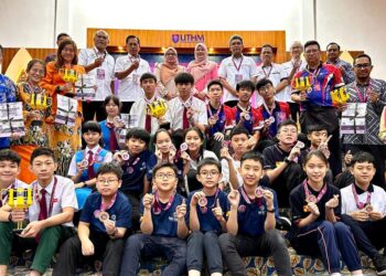 FADHLINA SIDEK (belakang, tengah) bergambar bersama-sama para pelajar yang akan mewakili negara ke Pertandingan World Robot Olympiad 2023 di Panama City, Panama.