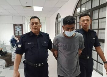 R. KENGGANTHRAN didakwa atas dua pertuduhan melakukan amang seksual terhadap seorang kanak-kanak perempuan di Mahkamah Sesyen Johor Bahru.