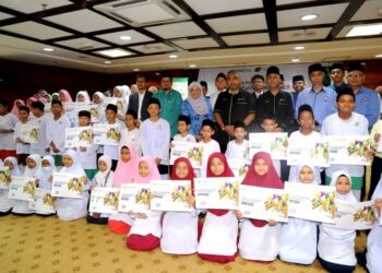 NURASLINA ZAINAL ABIDIN (tengah) bergambar bersama-sama para pelajar yang menerima Sakupay bernilai RM100 pada Majlis Sumbangan Komputer Kepada Komuniti Sekolah Agama Negeri Johor di Menara Tabung Haji, Johor Bahru.