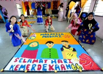 LIMA murid SK Taman Permas Jaya 3 menunjukkan kolam yang muncul johan  Pertandingan Kolam Merdeka Peringkat Daerah Pasir Gudang di SK Taman Permas Jaya 3, Bandar Baru Permas Jaya, Johor Bahru.