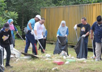 CAIRUL HISYAM JALALUDIN (tiga dari kiri) bersama-sama penduduk kampung bergotong-royong sempena Program World Cleanup Day (WCD) Tahun 2023 Peringkat Negeri Johor di Kampung Pasir Gudang Baru, Johor Bahru.