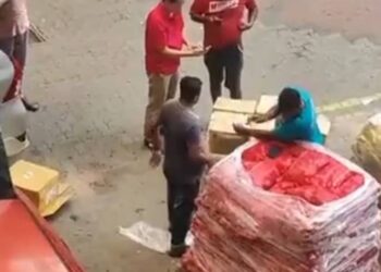 TANGKAP layar rakaman video yang tular menunjukkan minyak masak peket satu kilogram dijual warganegara asing di sebuah pasar borong di Johor Bahru.