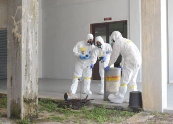 KAKITANGAN UTM daripada Pejabat Persekitaran, Keselamatan dan Kesihatan Pekerjaan (OSHE) menjalani  Program Latih Amal Kecemasan Radiologikal, di UTM Skudai, Johor Bahru.