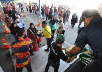 ORANG ramai beratur untuk membeli beras tempatan seberat 10 kg dan seekor ayam sempena Jualan Agro Madani di Pasar Tani Kekal, Jalan Datin Halimah, Larkin Johor Bahru.