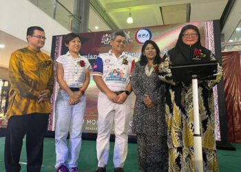 DR. SITI KHATIJAH ABDUL RAHIM (kanan) merasmikan program Segamat Sihat 2.0 di Segamat Central Shopping Mall, Segamat.