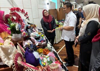 ZAHARI SARIP (kanan) melihat pameran yang disediakan peserta pada Bengkel Kemahiran Keibubapaan Peringkat Negeri Johor di Dewan Muafakat Taman Pulai Indah, Johor Bahru.