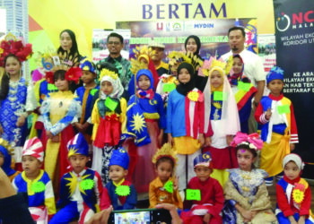 SEBAHAGIAN daripada peserta pertunjukan fesyen pakaian kemerdekaan bergambar kenangan dengan jawatankuasa penganjur sempena Program Hore-Hore Kemerdekaan di Pasaraya Mydin Mall Bertam, Kepala Batas, Pulau Pinang.