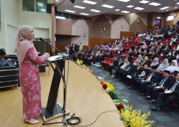 FADHLINA Sidek sewaktu berucap merasmikan Seminar Pendidikan Madani di Universiti Sains Islam Malaysia (USIM), Nilai di Seremban hari ini.-UTUSAN/MOHD. SHAHJEHAN MAAMIN.