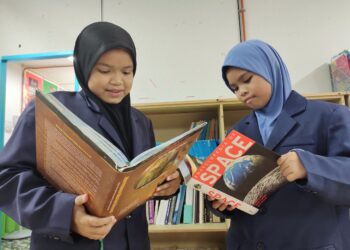 AFINA Azmil (kanan) dan Nur Hani Marizza dari SK Kampung Tanjong, Rembau terpilih sebagai Tokoh Nilam Daerah Rembau dan akan bertanding di peringkat Negeri Sembilan bagi kategori Bahasa Melayu dan Bahasa Inggeris sekolah rendah.-UTUSAN/NOR AINNA HAMZAH.