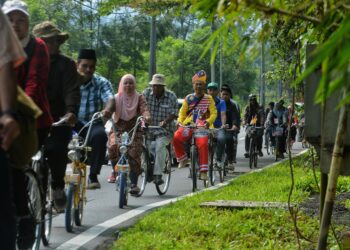 PEMILIK dan peminat basikal klasik atau basikal tua menyertai aktiviti kayuhan basikal tersebut dari Ampangan ke Pantai, Seremban yang diadakan sempena sambutan Hari Malaysia hari ini.-UTUSAN/MOHD. SHAHJEHAN MAAMIN.