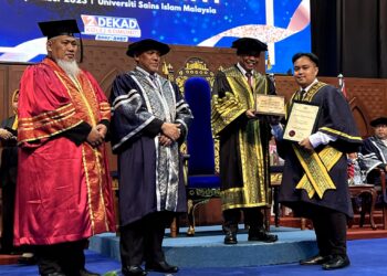 MOHAMMAD Yusof Apdal (dua dari kanan) menyampaikan sijil kepada graduan sempena Majlis Konvokesyen Komemoratif Kolej Komuniti Tahun 2023 di Dewan Tuanku Canselor, USIM, Nilai, Seremban hari ini.-UTUSAN/ZAKKINA WATI AHMAD TARMIZI.