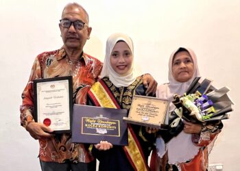 NURUL Anis Shamsudin (tengah) bersama ibu dan bapanya iaitu Jamilah Said dan Shamsudin Ramli selepas dia terpilih menerima Anugerah Usahawan sempena Majlis Konvokesyen Komemoratif Kolej Komuniti Tahun 2023 Sidang 3 di Dewan Tuanku Canselor, USIM, Nilai, Seremban hari ini.-UTUSAN/ZAKKINA WATI AHMAD TARMIZI.