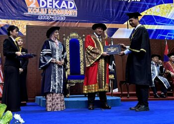 DR. Mohd. Zahari Ismail (dua dari kanan) menyampaikan sijil kepada graduan pada Majlis Konvokesyen Komemoratif Kolej Komuniti Tahun 2023 di Dewan Tuanku Canselor, USIM, Nilai, Seremban hari ini.-UTUSAN/ZAKKINA WATI AHMAD TARMIZI.