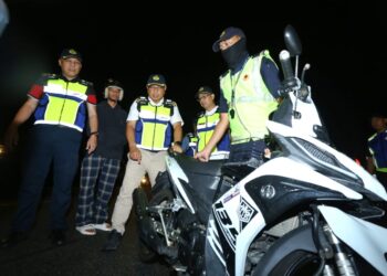 LOKMAN Jamaan (tengah) menunjukkan motosikal yang disita dalam Operasi Khas Motosikal 2023 di Ipoh semalam. - UTUSAN/MUHAMAD NAZREEN SYAH MUSTHAFA