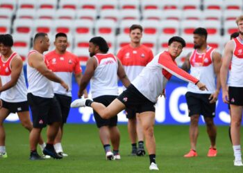 PEMAIN Jepun hadir di Stadium Allianz Riviera, Nice, Perancis semalam untuk meninjau keadaan venue yang bakal digunakan berdepan England hari ini. – IHSAN JAPAN RUGBY