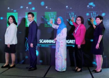 DR. ZALIHA Mustafa (tengah) bersama tetamu kenamaan pada majlis menandatangani perjanjian kerjasama antara Icon Group dengan Sunsuria Healthcare di Kuala Lumpur, hari ini.