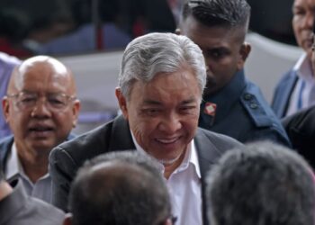 AHMAD Zahid Hamidi tiba di Mahkamah Tinggi Kuala Lumpur bagi kes rasuah, pecah amanah dan pengubahan wang haram dana Yayasan Akalbudi. - UTUSAN/M FIRDAUS M JOHARI