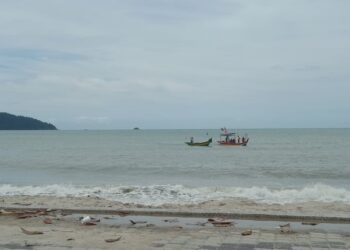 KAWASAN pantai lokasi kejadian seorang lelaki dikhuatiri lemas ketika melakukan aktiviti beriadah mandi laut di Teluk Senangin di Lumut. - UTUSAN