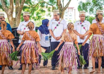 PKHARUDDIN Ghazali (tengah) menyaksikan persembahan tarian suku Temuan dalam majlis Penutup Karnival Pendidikan Murid Orang Asli dan Pribumi 2023, semalam. – UTUSAN/ MUHAMAD IQBAL ROSLI